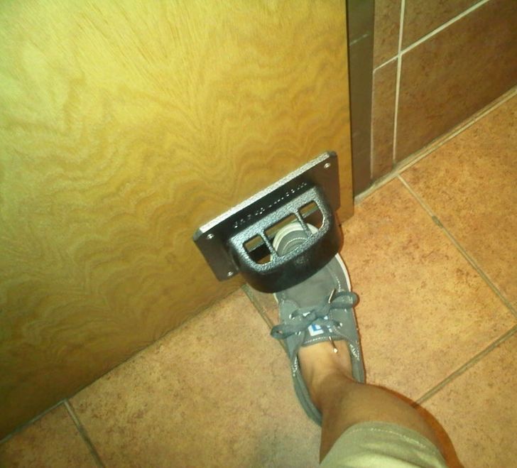 Eviter de toucher les germes et les bactéries dans les toilettes publiques, c’est désormais possible