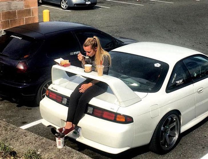 spoiler de voiture comme table