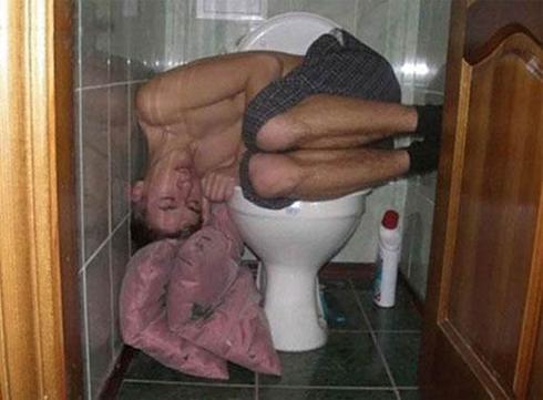 Dans les toilettes