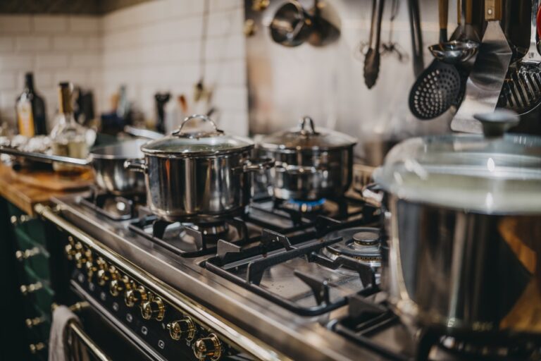 Une cuisinière qui brille