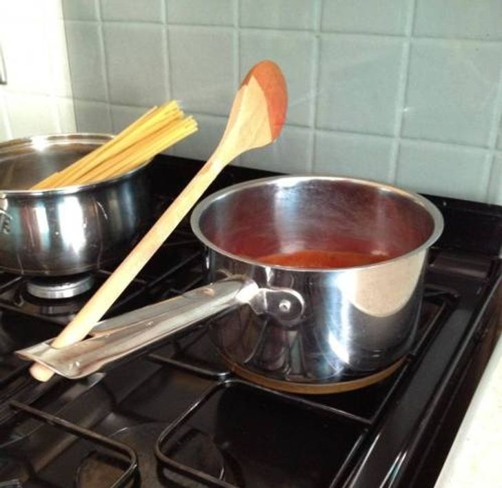 Le trou sur les poignées des casseroles et des poêles
