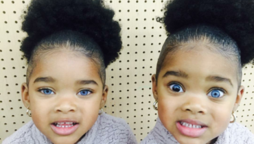 Les sœurs jumelles «True Blue Twins» font objet d’actualité
