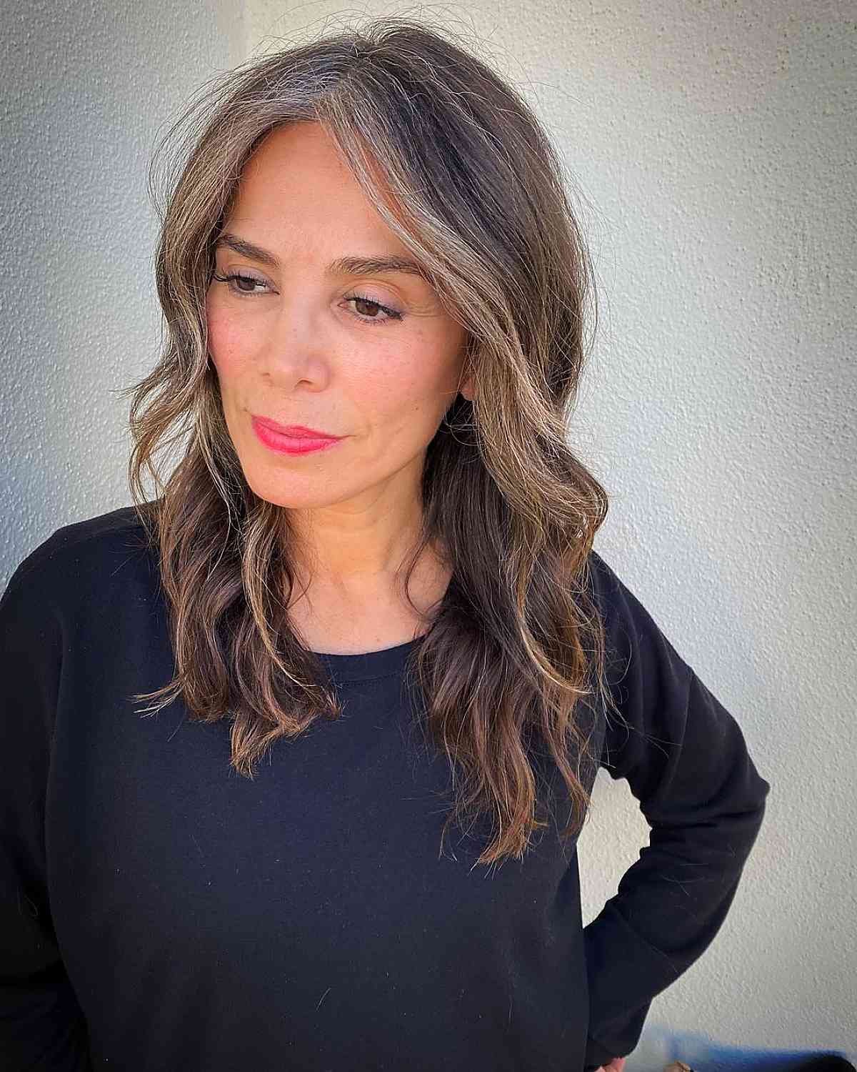 cheveux longs gris pour les femmes de plus de 50 ans