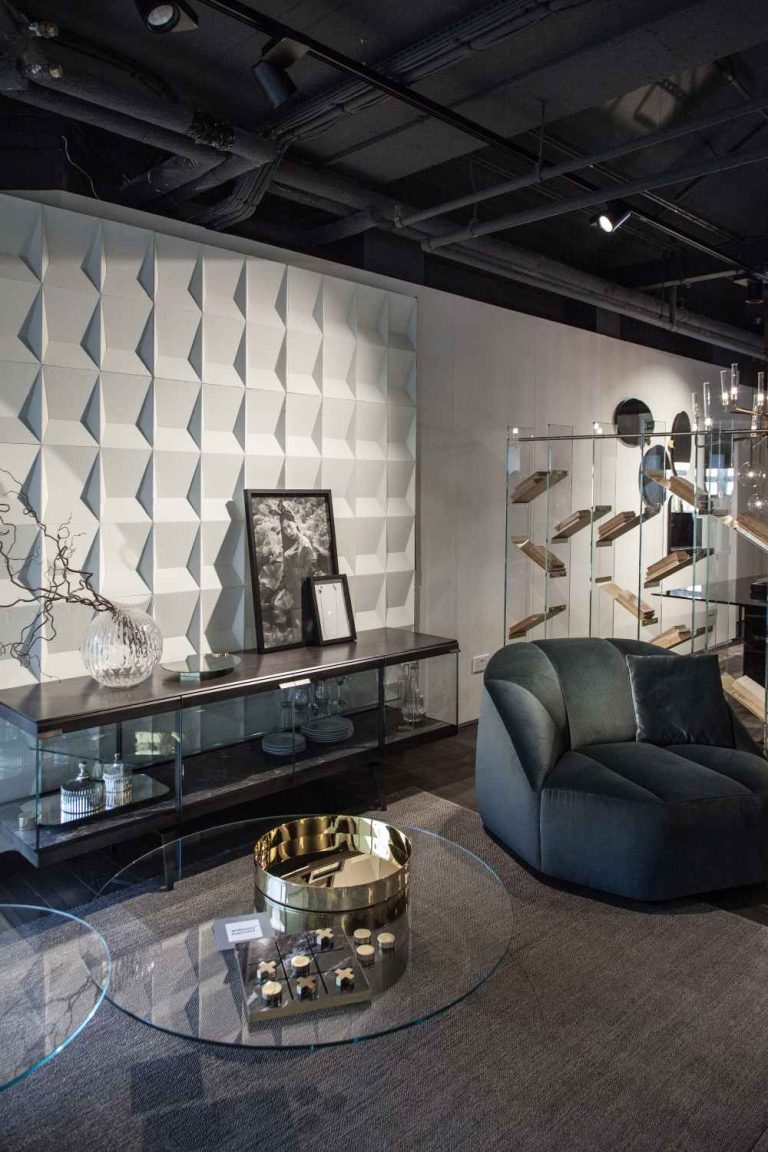 Living-room-setup-with-glass-furniture-and-rood-divider.jpg