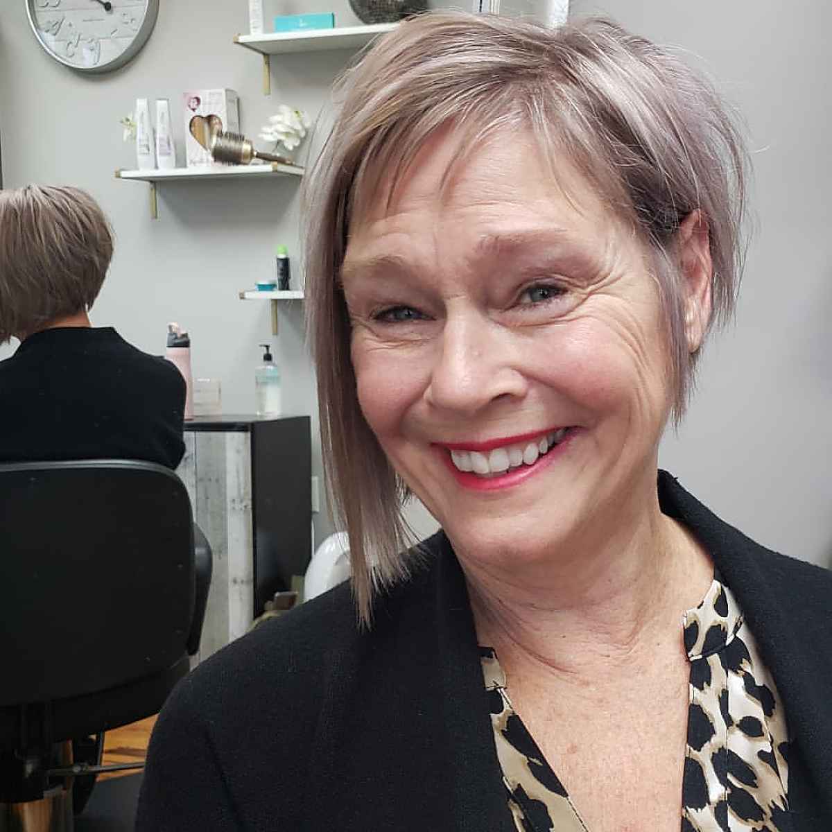 Coupe asymétrique pour cheveux gris pour les femmes de 70 ans