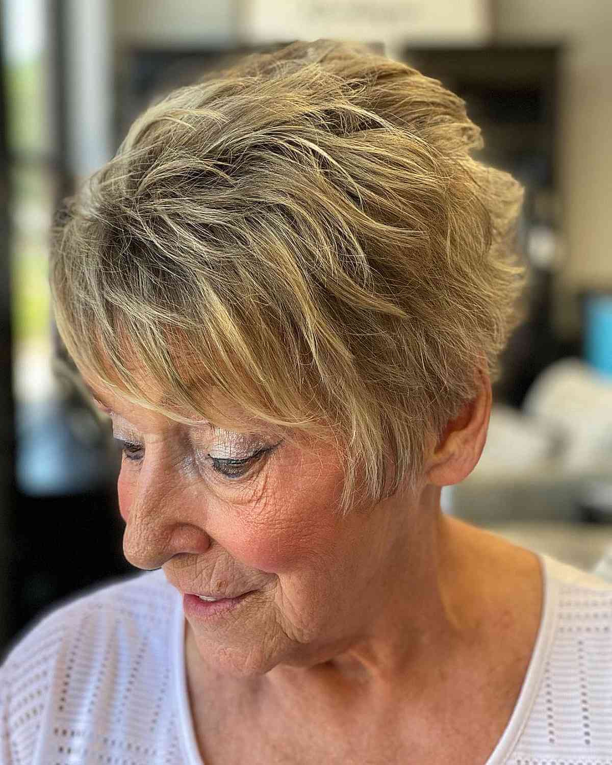 Crop texturé ondulé blond pour les femmes de plus de soixante-dix ans