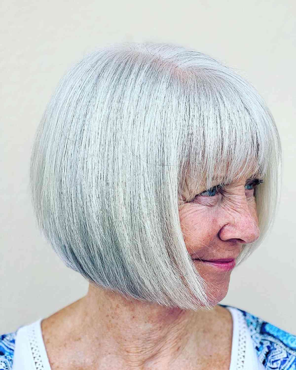 Coupe de cheveux Bob au menton avec une frange complète pour les femmes de soixante-dix ans et plus