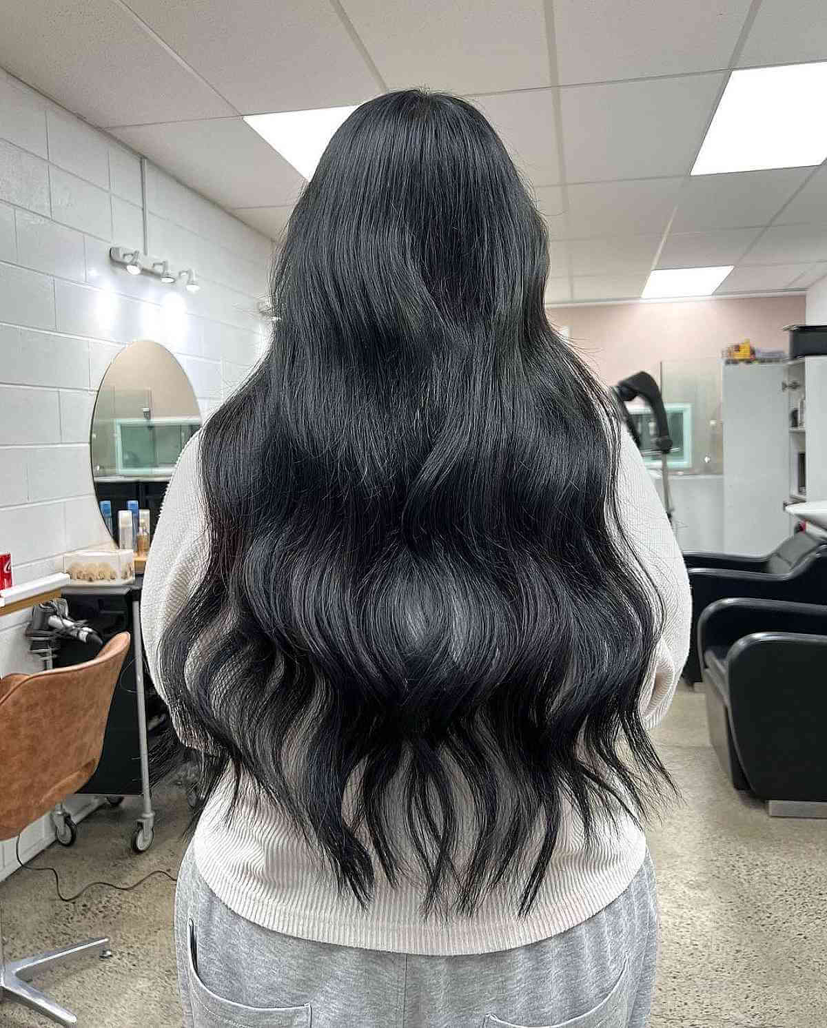 Cheveux longs noirs agités avec des vagues