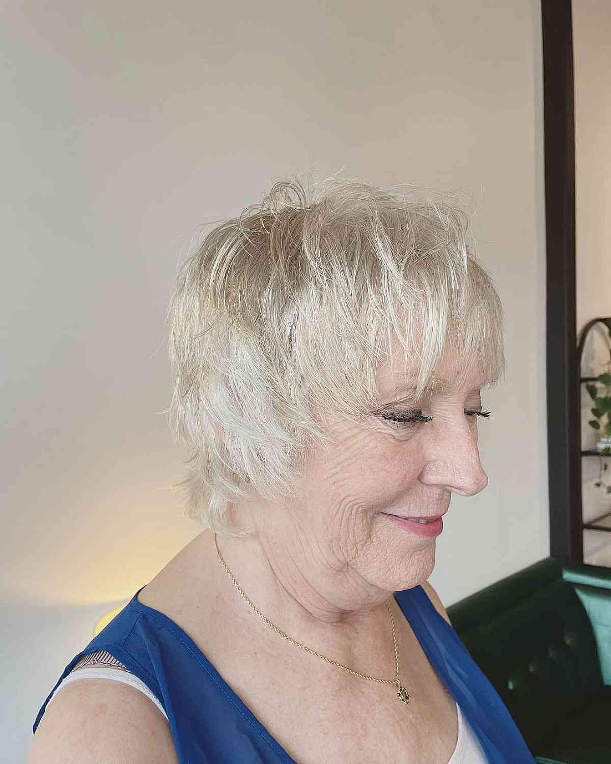 Choppy Pixie Cut sur les cheveux fins pour les femmes de soixante-dix ans et plus