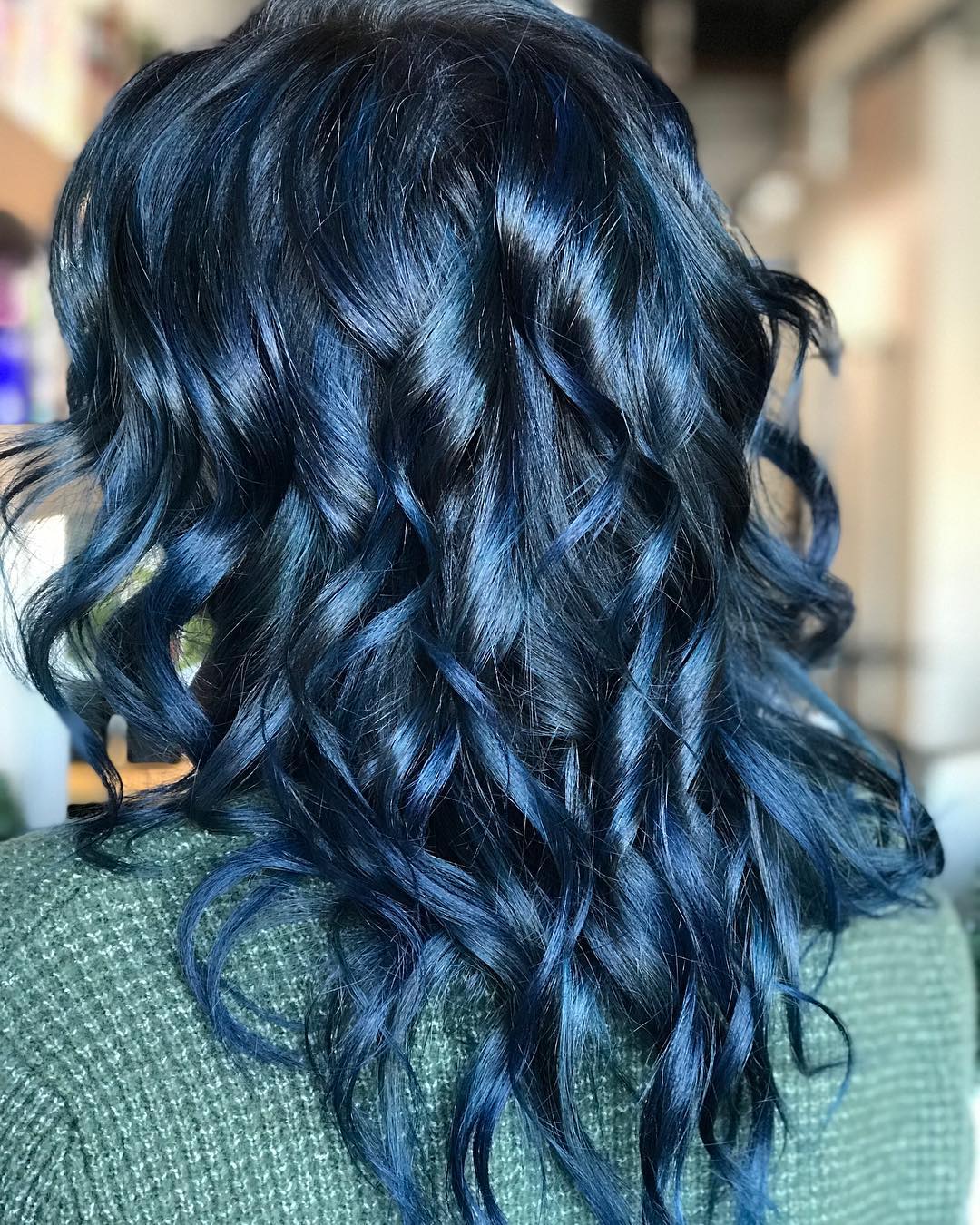 Couleur de cheveux bleu foncé bouclé brillant