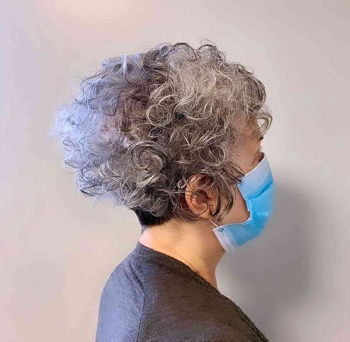 Curly Wedge Crop pour une femme de 70 ans