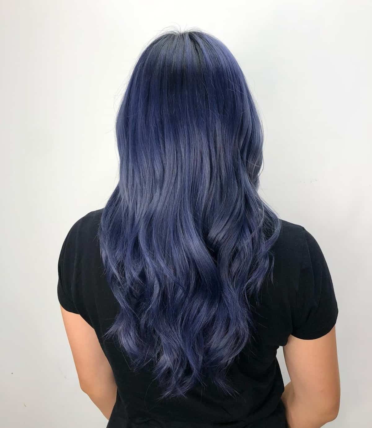 Incroyable bleu foncé sur de beaux cheveux longs