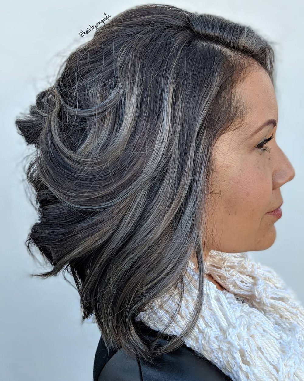 Couleur de cheveux gris foncé et bleu mature