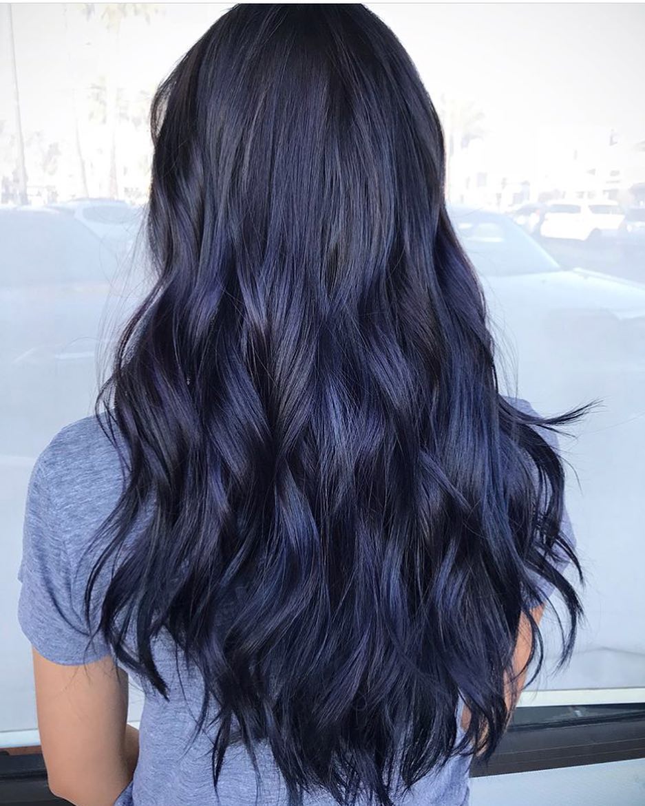 Merveilleuse couleur de cheveux bleu foncé métallique