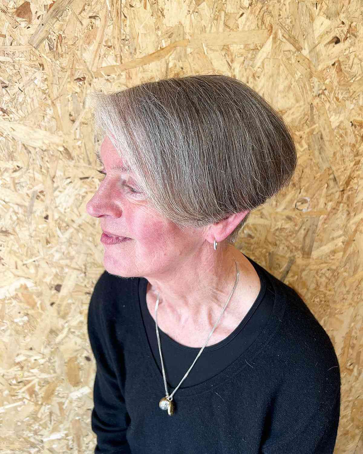 Coupe de cheveux à la longueur des oreilles pour les femmes de plus de 70 ans