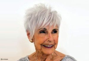 16 coiffures à la mode pour les femmes de plus de 70 ans