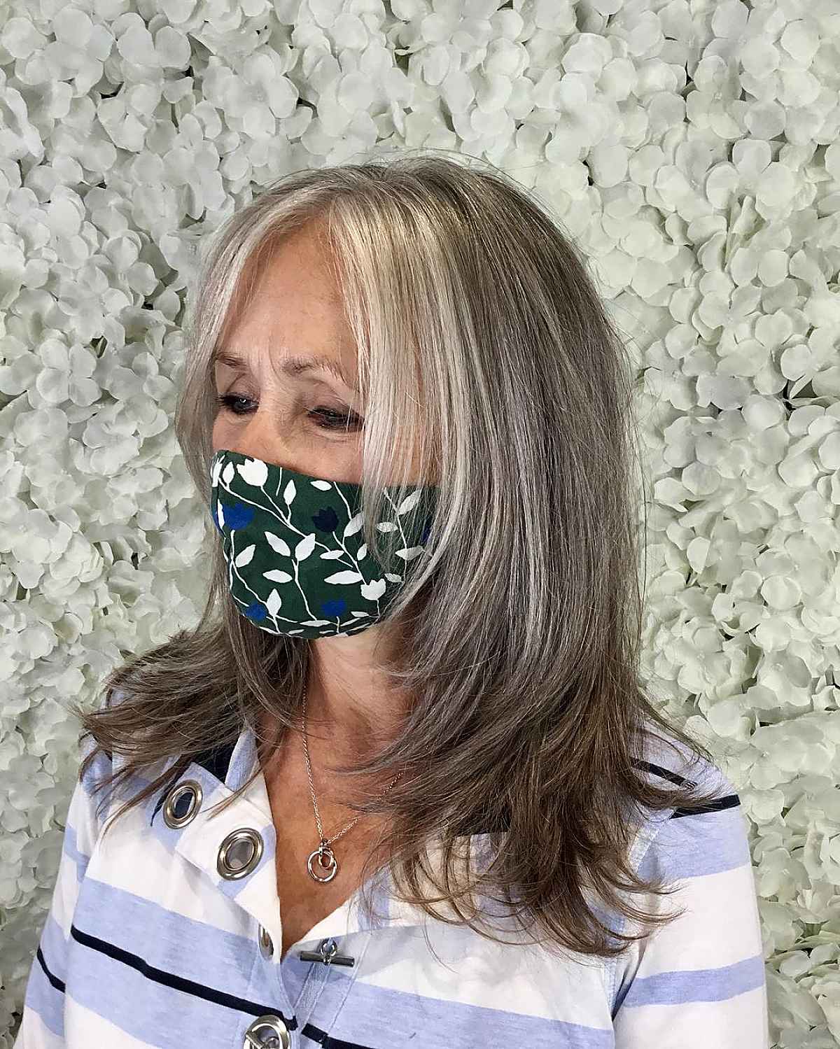 Couches saccadées de cadrage du visage pour une femme de plus de 70 ans