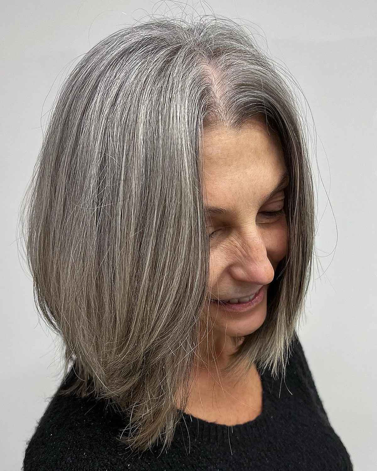 Face-Framing Medium Bob sur cheveux gris