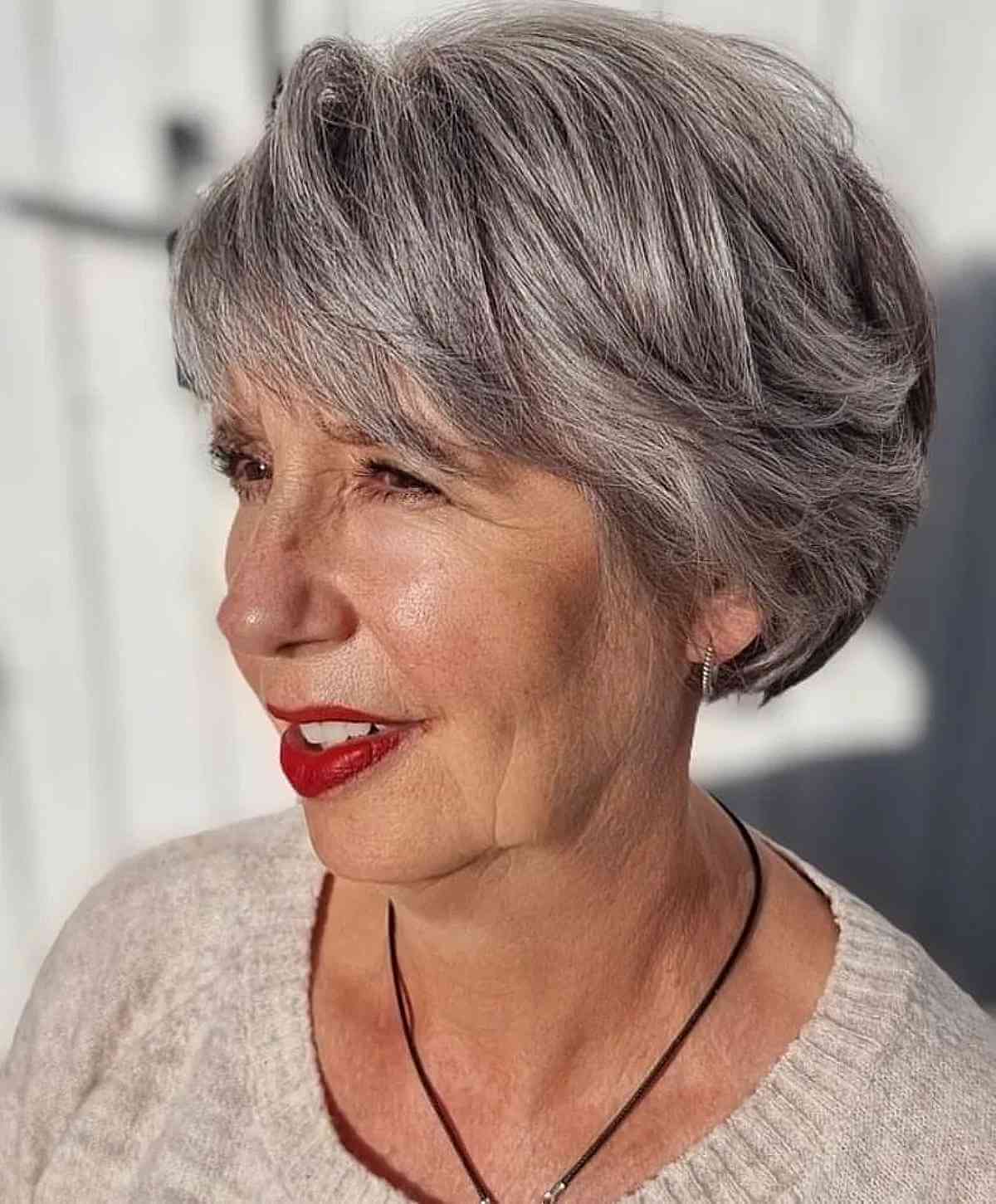 Bixie à plumes avec frange pour les femmes de plus de 70 ans