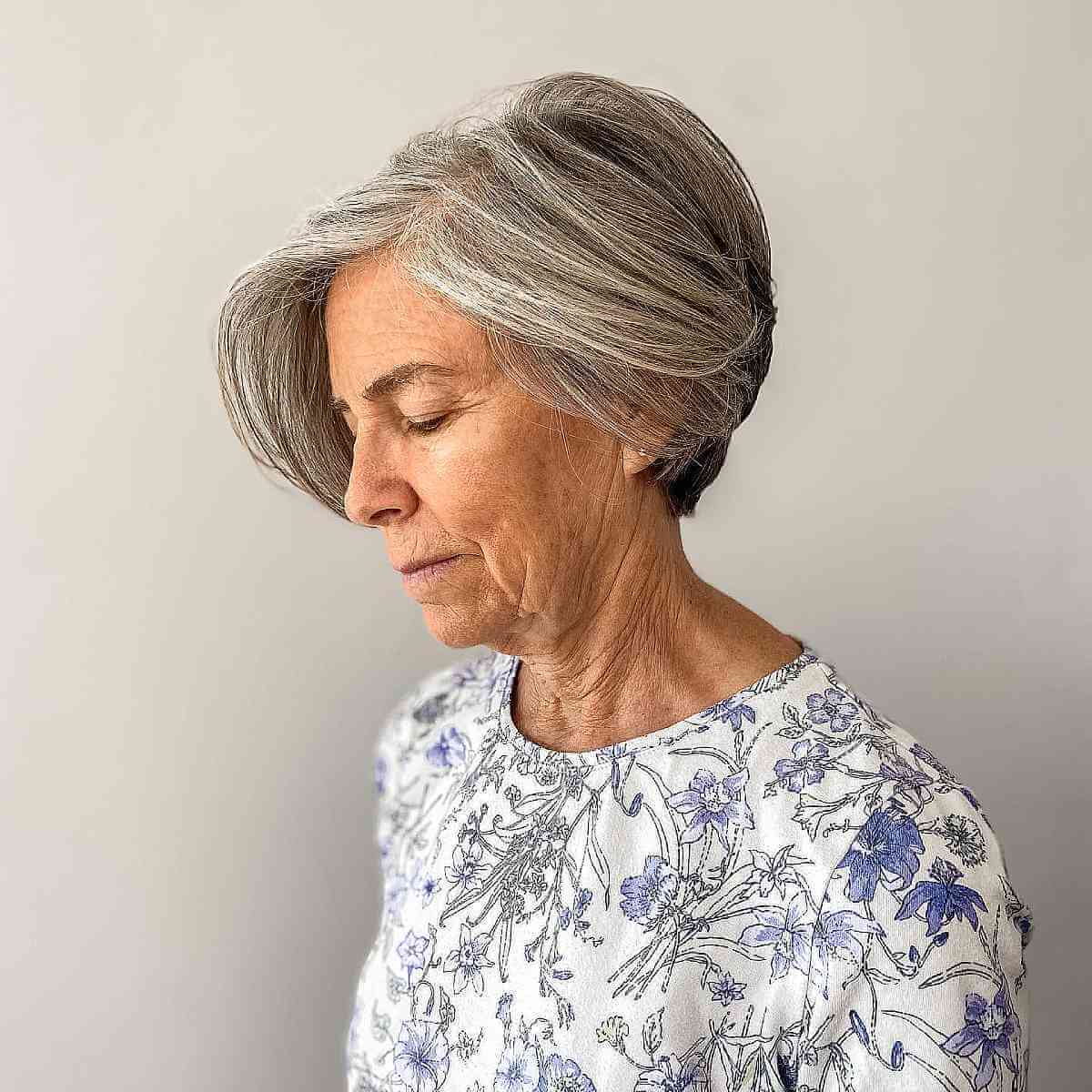 Coupe Lixie grise pour les femmes âgées aux cheveux fins