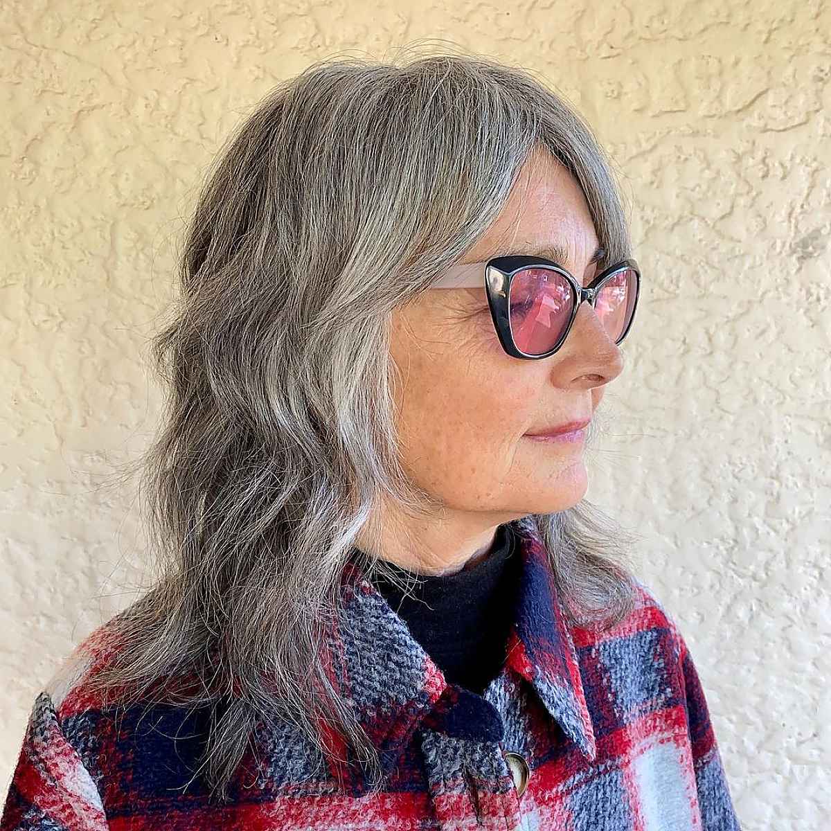 Les coupes de cheveux mi-longues grises sont très tendance pour les femmes de tous âges. Si vous êtes une femme de plus de soixante ans et que vous souhaitez cette coiffure nécessitant peu d'entretien, demandez à votre styliste une coupe de cheveux au rasoir. 