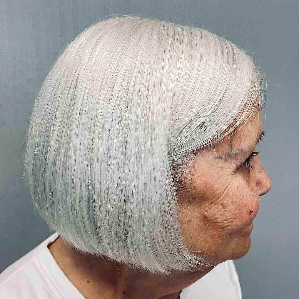 Jaw-Length Bob sur cheveux blancs pour les femmes de 70 ans et plus