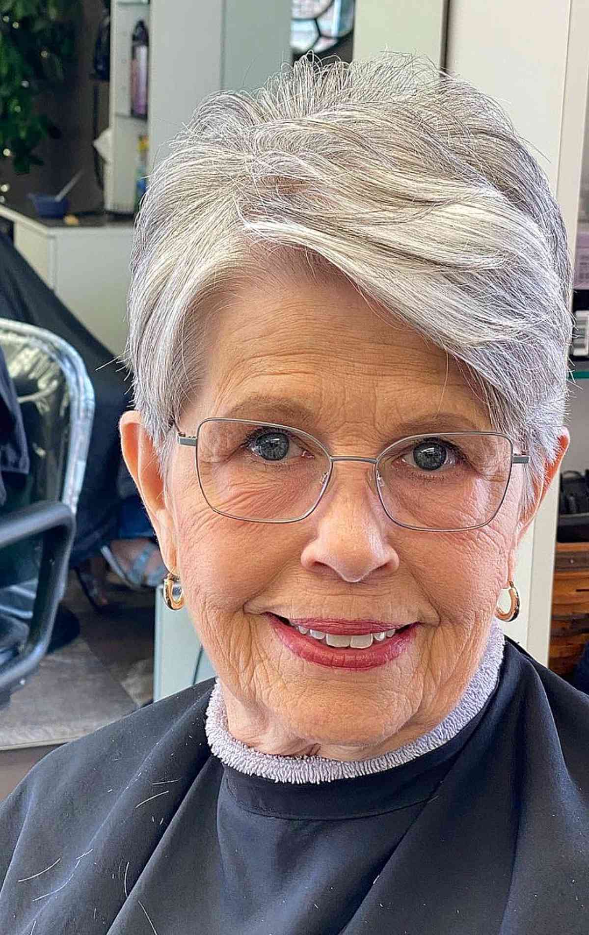 Pixie en couches pour les femmes de plus de 70 ans avec des cheveux clairsemés