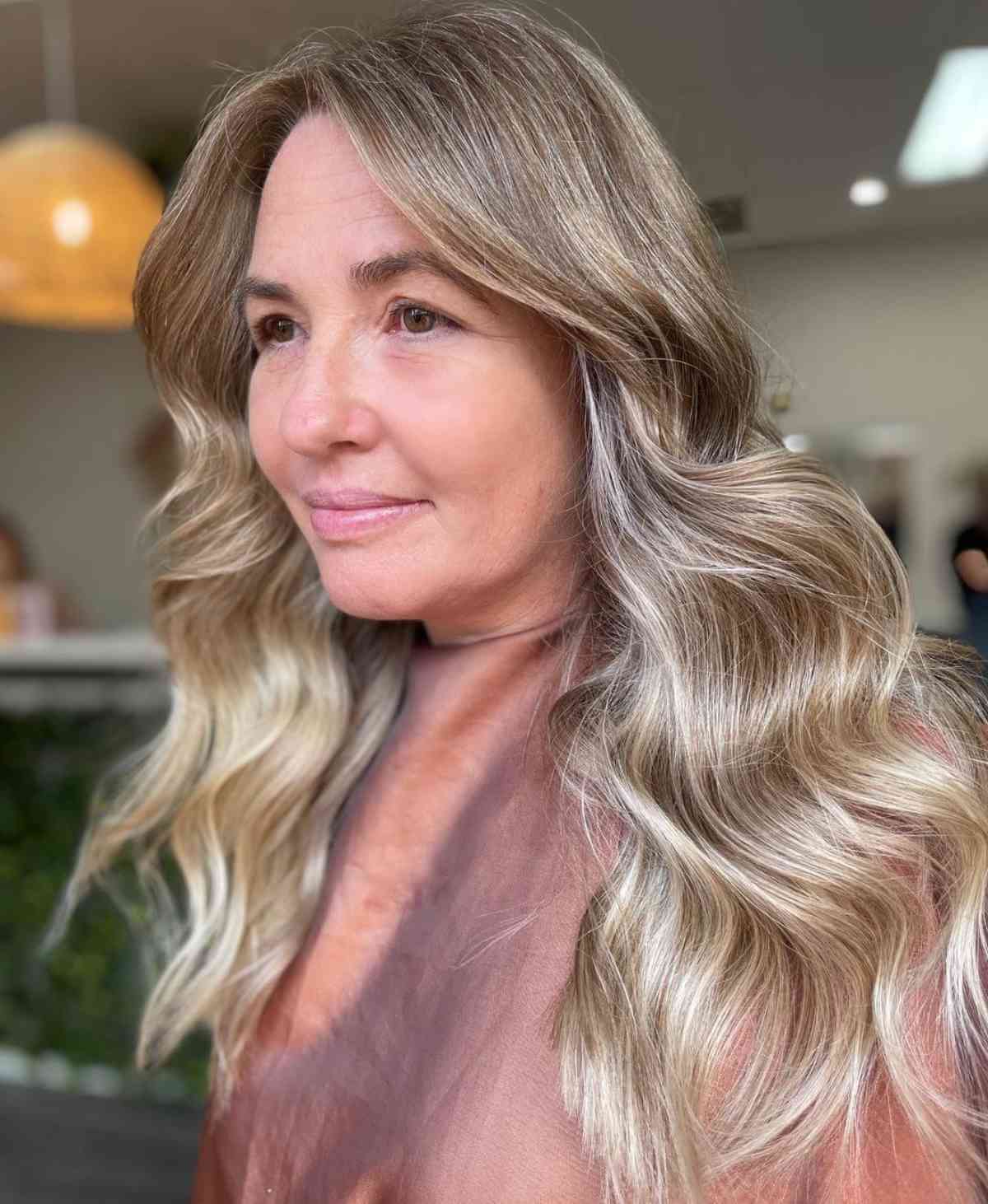 Cheveux ondulés longs pour les femmes de 40 ans