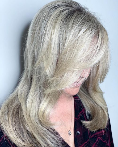 coiffure longue pour femme de plus de 50 ans aux cheveux fins