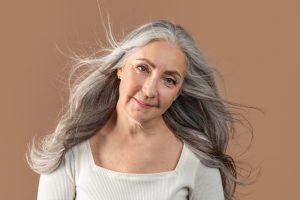 17 longues coiffures flatteuses pour les femmes de plus de 50 ans