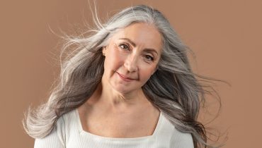 17 longues coiffures flatteuses pour les femmes de plus de 50 ans