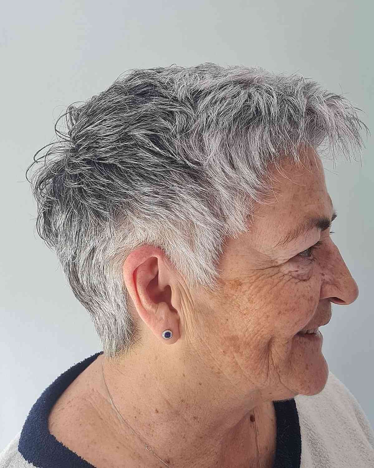 Pixie à faible entretien pour les femmes aux cheveux gris dans les années 70
