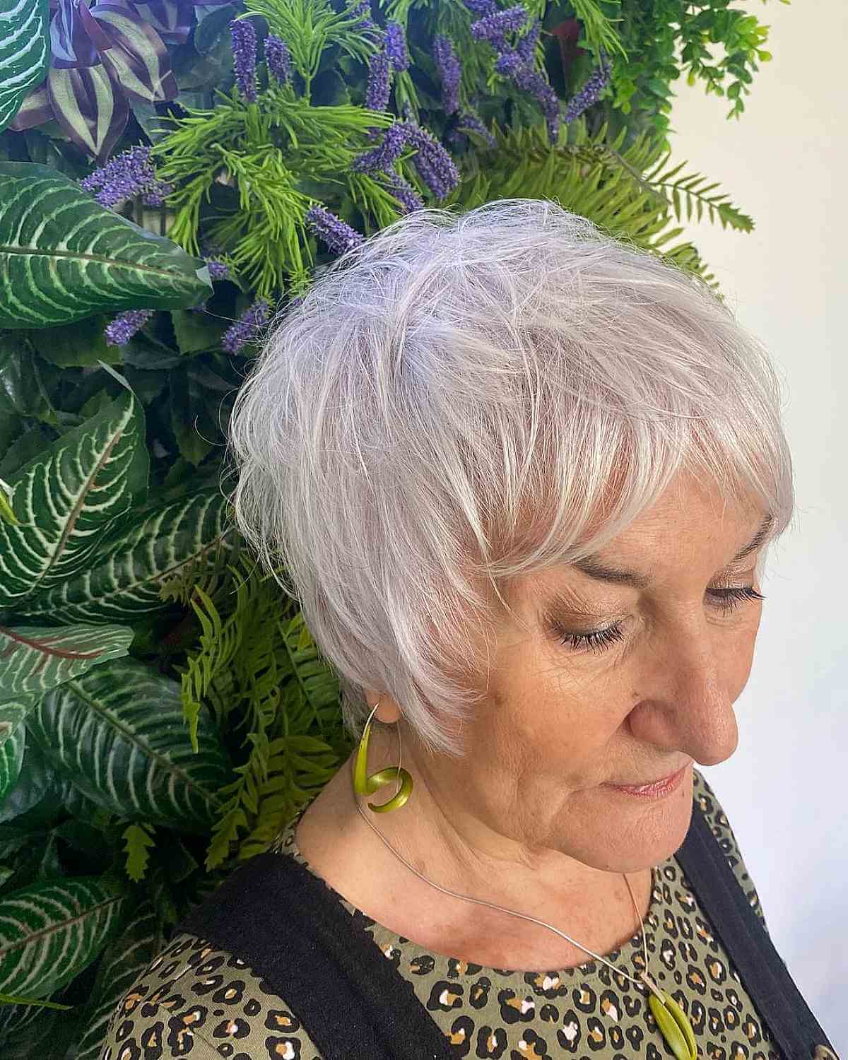 Cheveux désordonnés jusqu'aux oreilles avec une frange de rideau pour les femmes de 70 ans