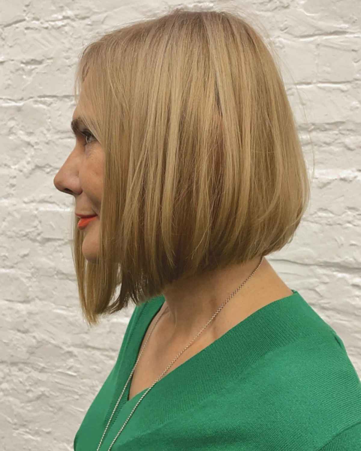 Coupe de cheveux Bob à la longueur du cou pour les femmes de plus de 40 ans aux cheveux fins