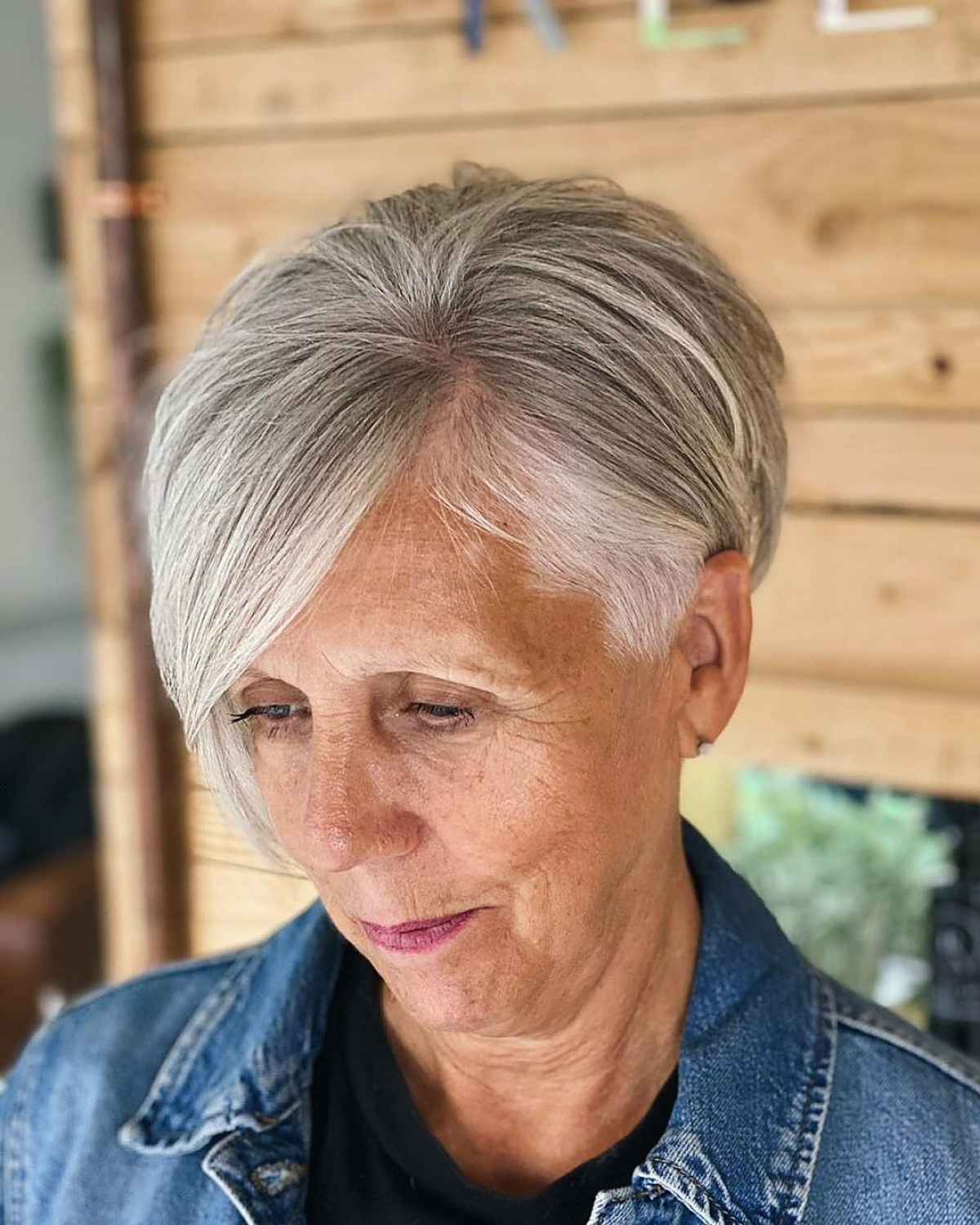Pixie Hair avec une longue frange pour les femmes de plus de 60 ans