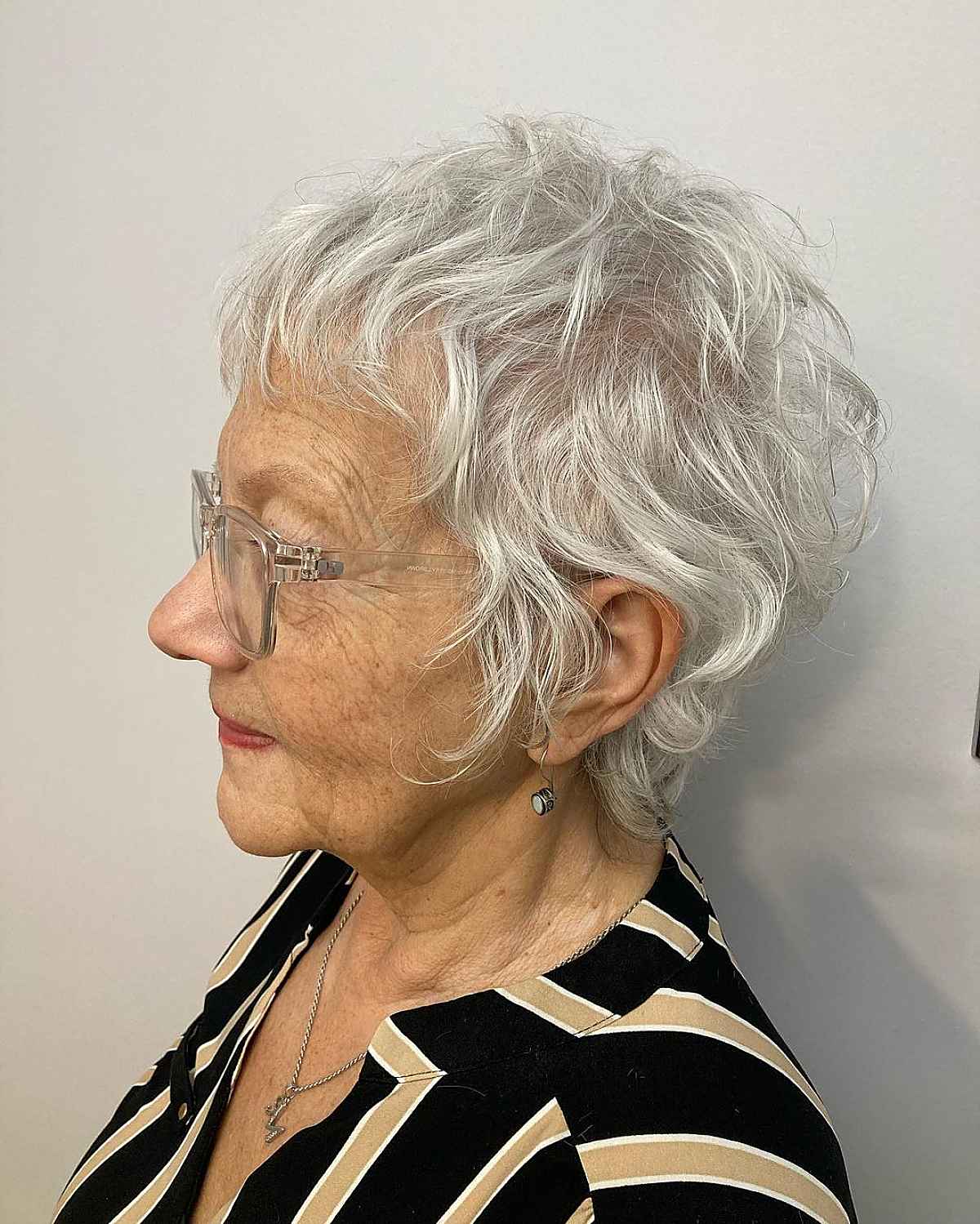 Pixie Mullet pour les grands-mères aux cheveux ondulés