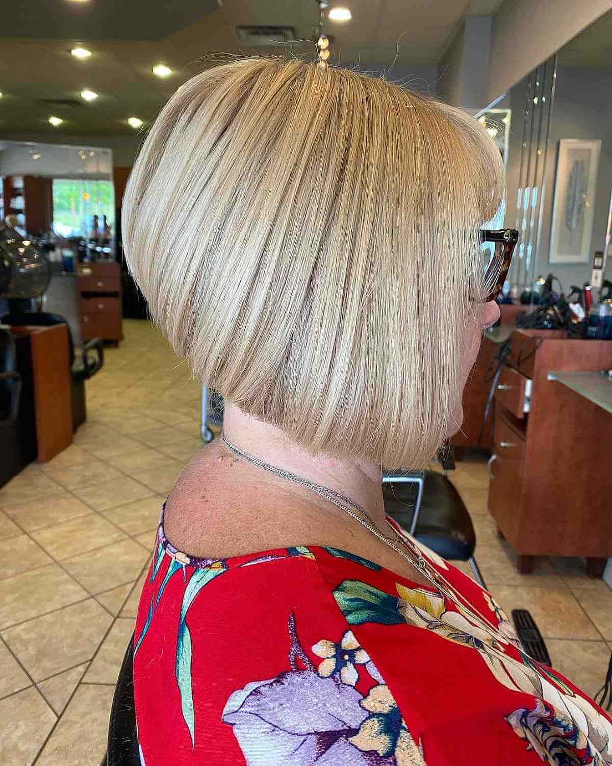 Jolie Blonde High Stacked Bob avec des couches