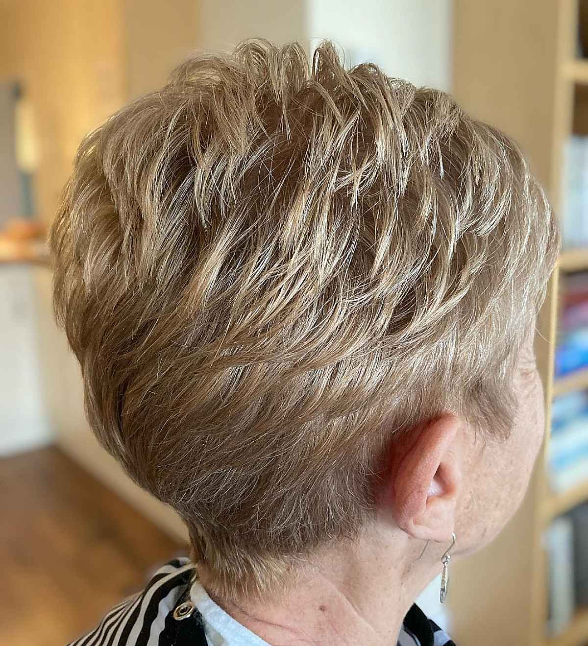 Sandy Blonde Winter Hair Color pour femme de plus de 70 ans