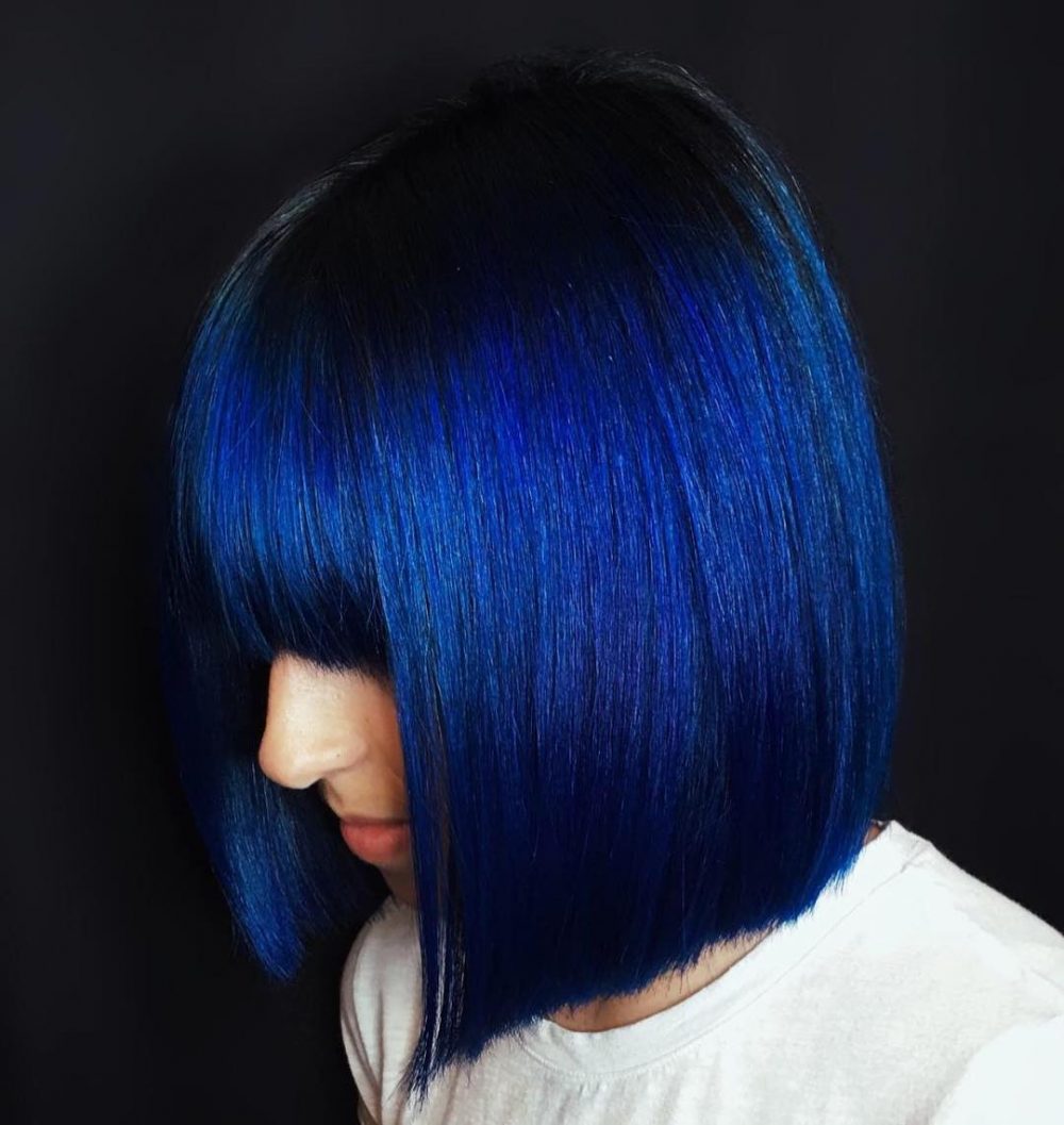 Couleur de cheveux bleu foncé audacieuse et vibrante sur cheveux courts
