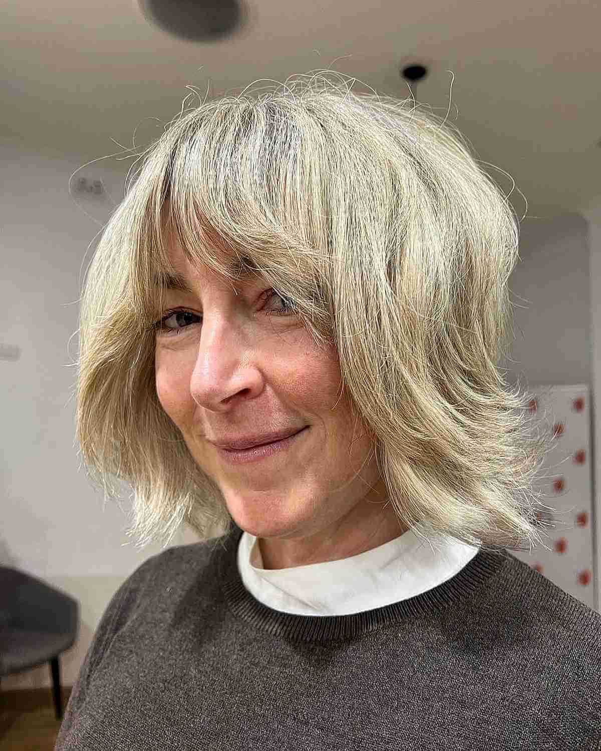 Cheveux courts et moelleux avec une frange pour les femmes de plus de 50 ans