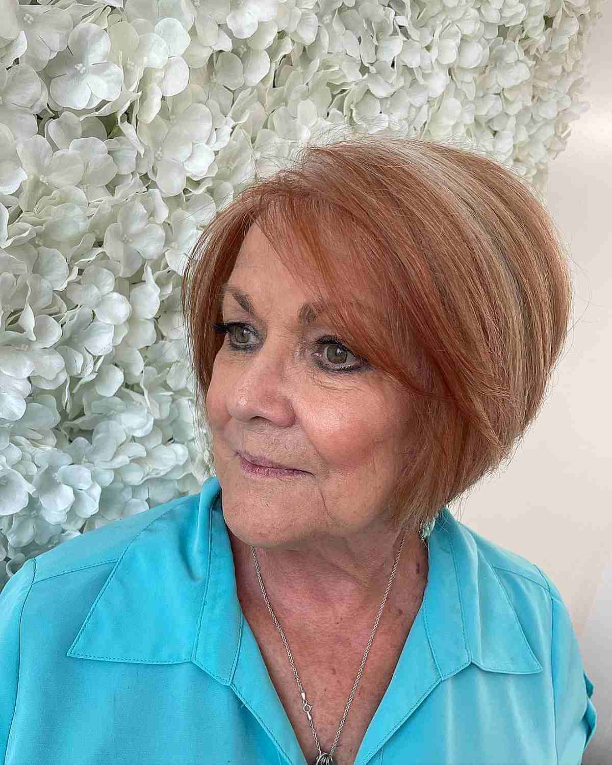 Bob inversé à la mâchoire courte pour les femmes de plus de 70 ans
