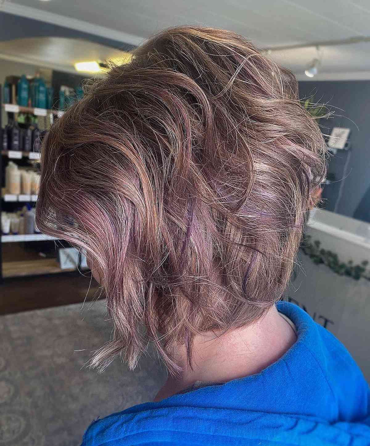 Cheveux courts en couches brun clair avec des reflets violets