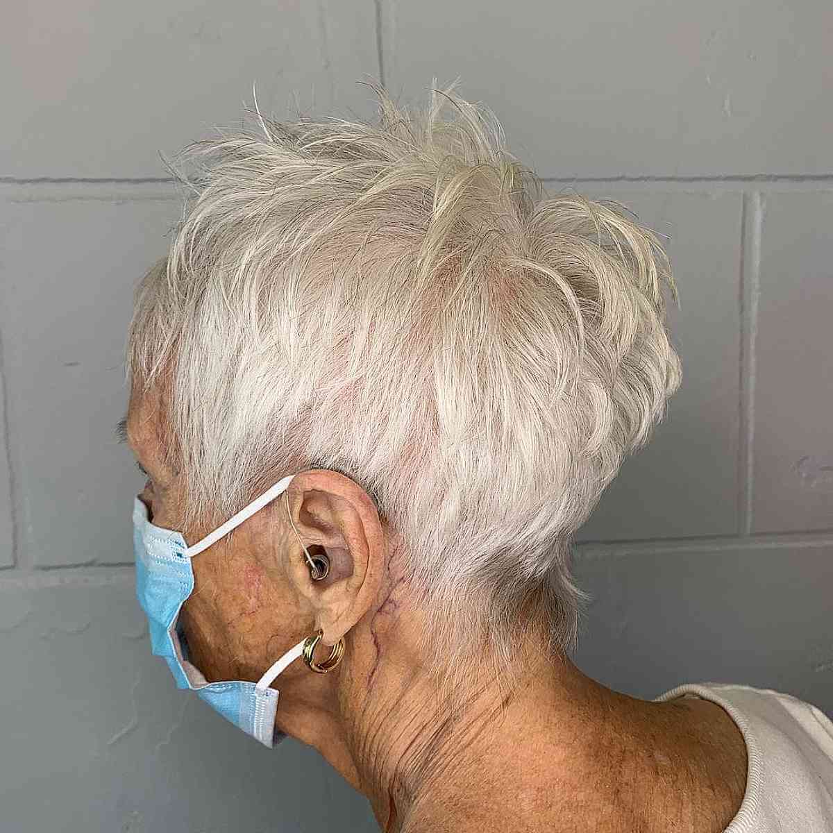 Couches courtes en morceaux sur les cheveux clairsemés pour les femmes de plus de 70 ans