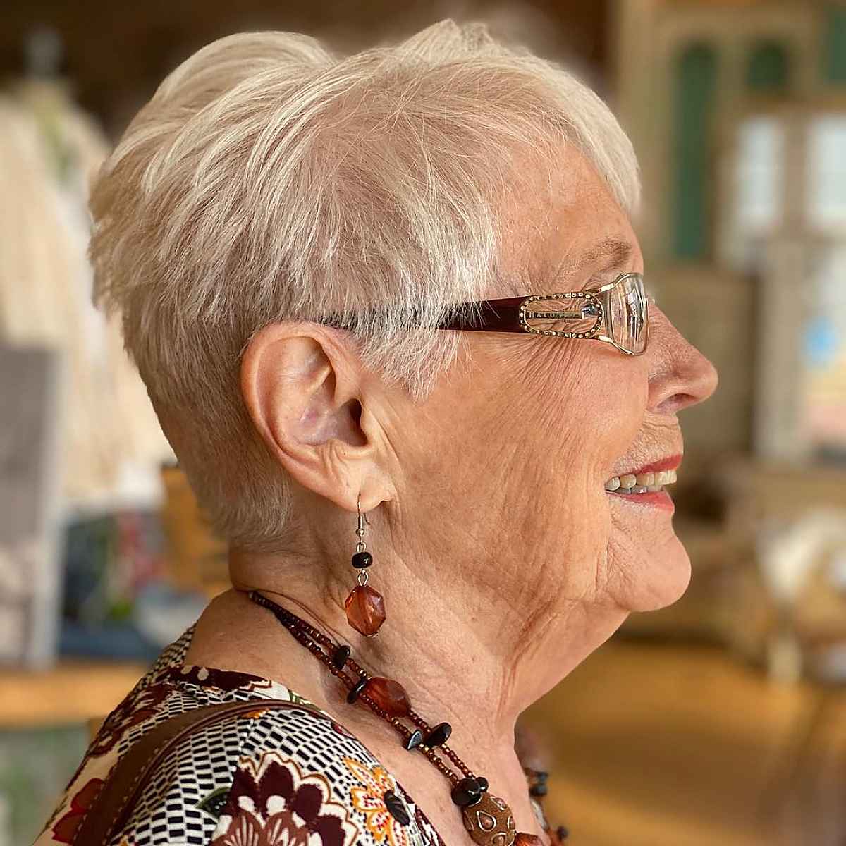 Coupe Pixie courte pour les cheveux clairsemés pour les femmes de plus de 70 ans