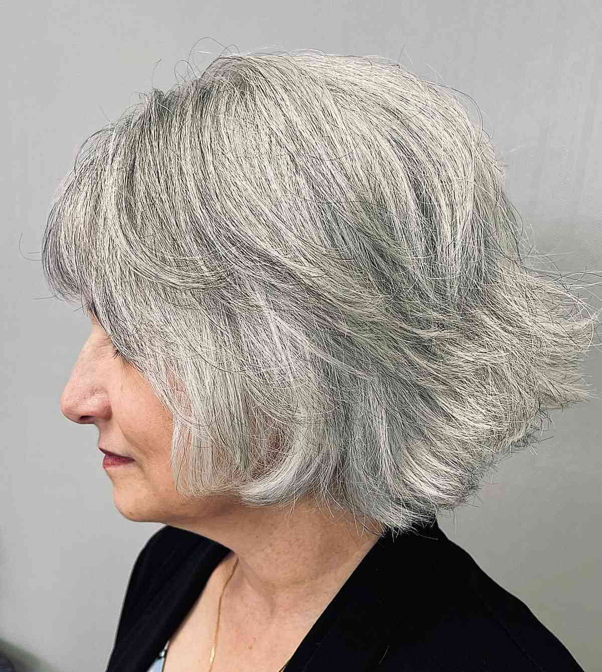 Coupe courte texturée pour cheveux épais pour les femmes de plus de soixante ans