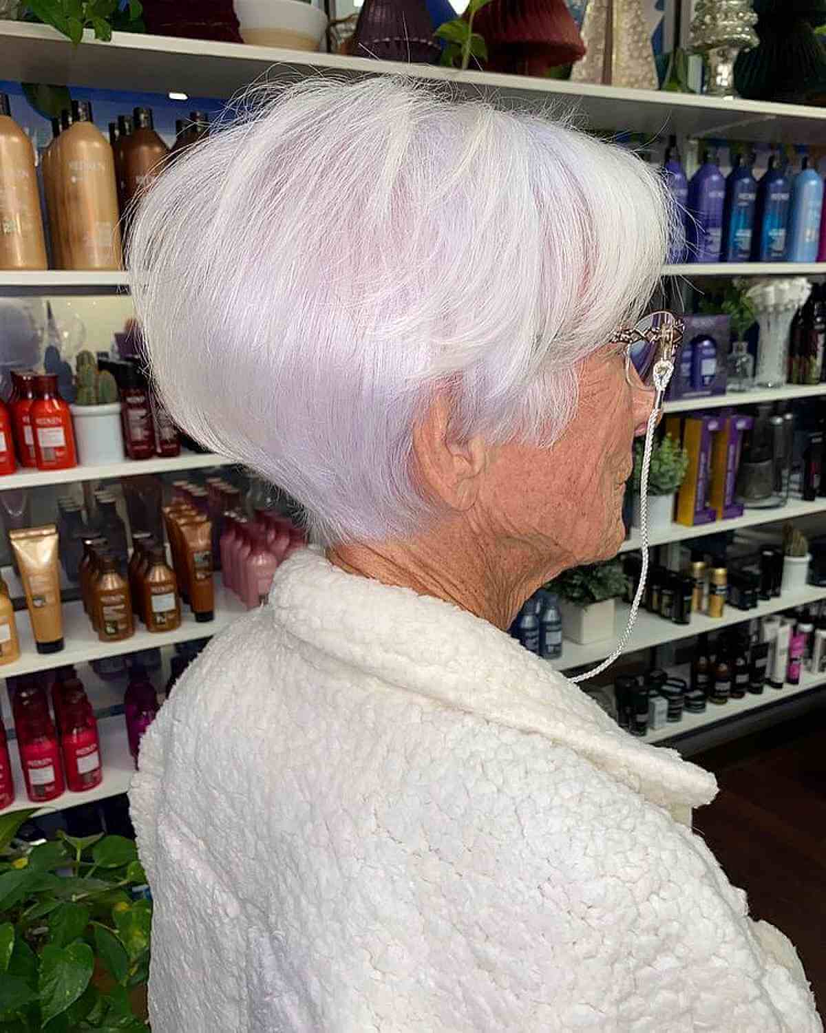 Coupe courte en coin pour les cheveux fins pour les femmes de plus de soixante-dix ans