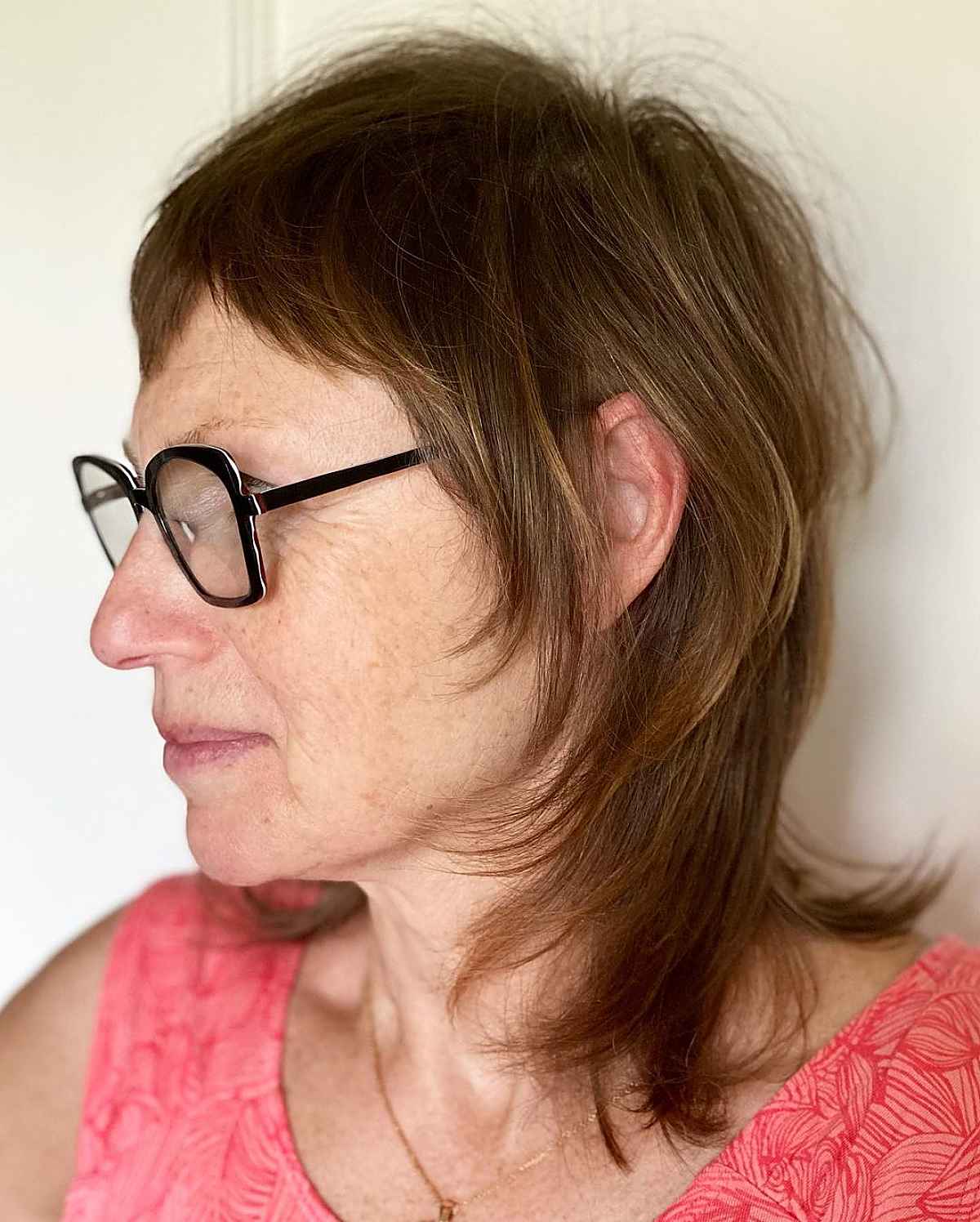 Coiffure mi-longue avec des lunettes pour les femmes dans la soixantaine