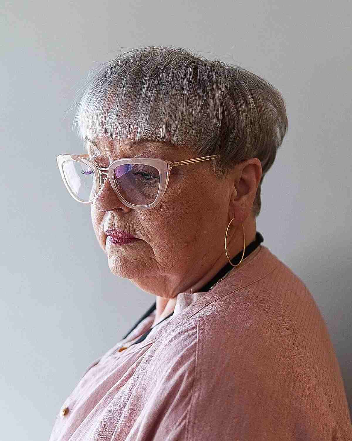 Silver Bowl Cut pour les femmes en surpoids après 60 ans