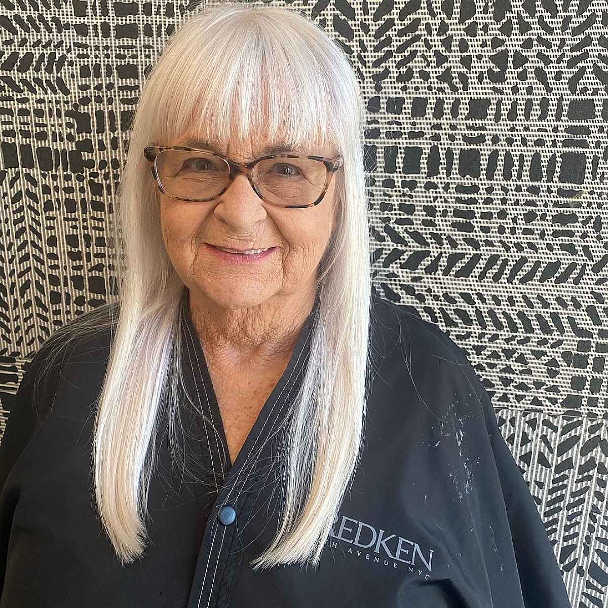 Coupe de cheveux simple pour les femmes de plus de 70 ans aux cheveux longs