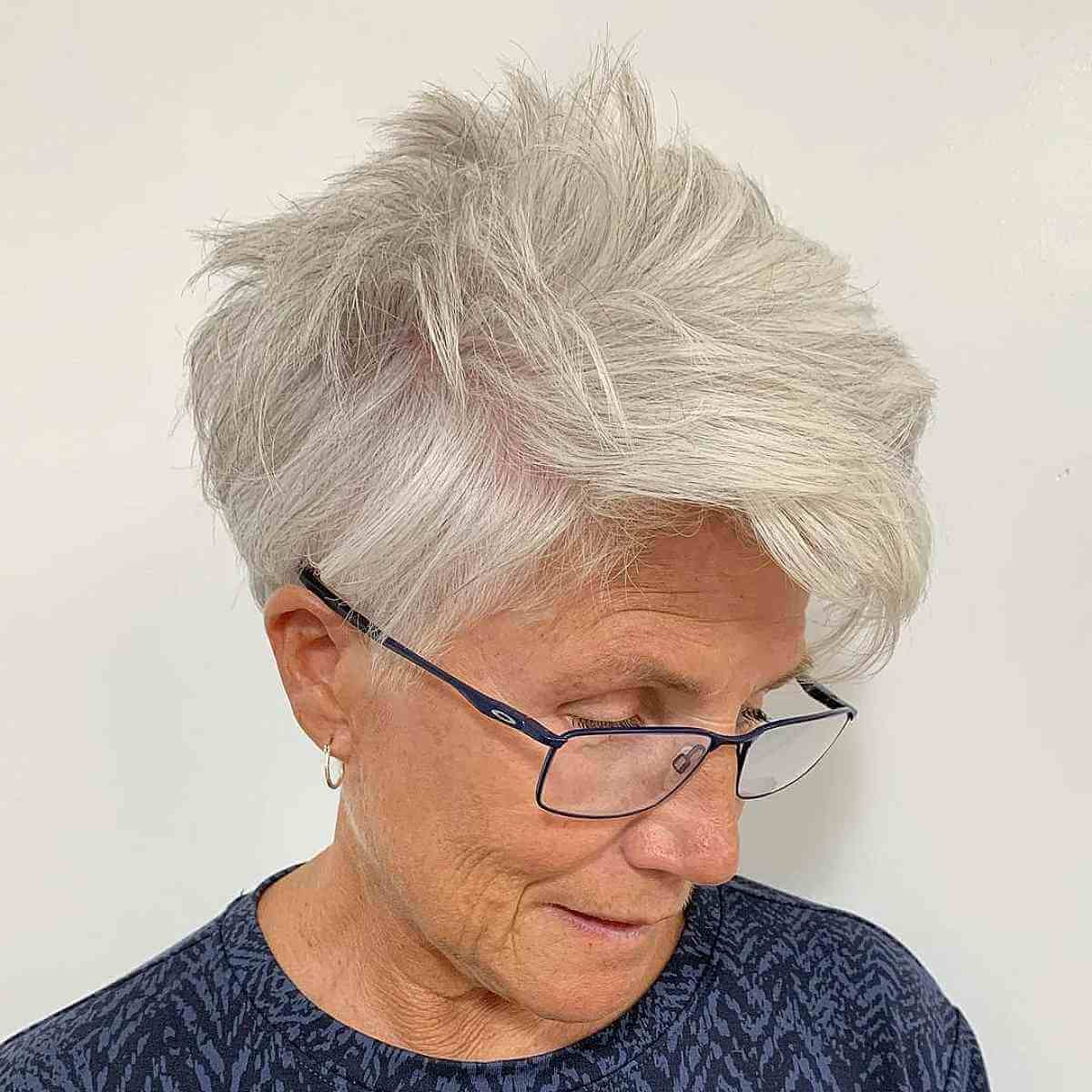 Spiky Long Pixie sur les cheveux clairsemés pour les femmes de 70 ans